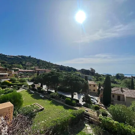 Sea View Apartment, St Clair Appartement